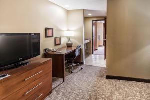TV a/nebo společenská místnost v ubytování Comfort Suites Yukon - SW Oklahoma City