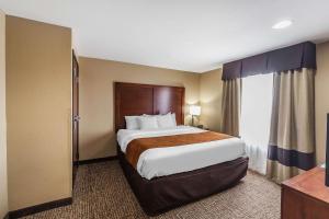 Postel nebo postele na pokoji v ubytování Comfort Suites Yukon - SW Oklahoma City