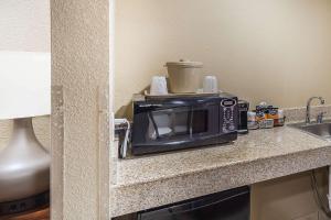 Kuchyň nebo kuchyňský kout v ubytování Comfort Suites Yukon - SW Oklahoma City