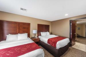 Postel nebo postele na pokoji v ubytování Comfort Suites Yukon - SW Oklahoma City