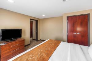 TV a/nebo společenská místnost v ubytování Comfort Suites Yukon - SW Oklahoma City