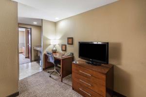 TV a/nebo společenská místnost v ubytování Comfort Suites Yukon - SW Oklahoma City