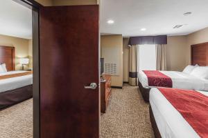 Postel nebo postele na pokoji v ubytování Comfort Suites Yukon - SW Oklahoma City