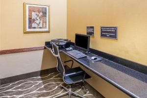 TV a/nebo společenská místnost v ubytování Comfort Suites Yukon - SW Oklahoma City