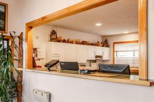 Kuchyň nebo kuchyňský kout v ubytování Econo Lodge Inn & Suites Madras