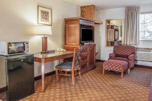 TV a/nebo společenská místnost v ubytování Econo Lodge Inn & Suites Madras