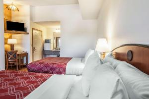 Postel nebo postele na pokoji v ubytování Econo Lodge Inn & Suites Madras