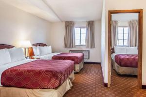 Postel nebo postele na pokoji v ubytování Econo Lodge Inn & Suites Madras