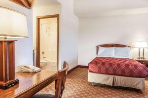 Postel nebo postele na pokoji v ubytování Econo Lodge Inn & Suites Madras