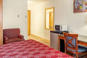 Postel nebo postele na pokoji v ubytování Econo Lodge Inn & Suites Madras