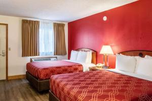 Postel nebo postele na pokoji v ubytování Econo Lodge Inn & Suites Madras