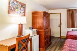 Postel nebo postele na pokoji v ubytování Econo Lodge Inn & Suites Madras