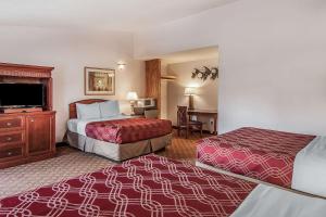 Postel nebo postele na pokoji v ubytování Econo Lodge Inn & Suites Madras + 33 fotografií