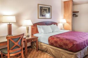 Postel nebo postele na pokoji v ubytování Econo Lodge Inn & Suites Madras