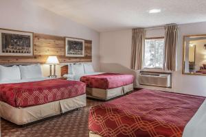 Postel nebo postele na pokoji v ubytování Econo Lodge Inn & Suites Madras