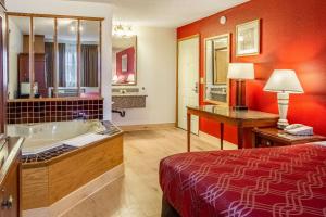 Postel nebo postele na pokoji v ubytování Econo Lodge Inn & Suites Madras