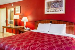 Postel nebo postele na pokoji v ubytování Econo Lodge Inn & Suites Madras