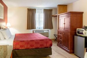 Postel nebo postele na pokoji v ubytování Econo Lodge Inn & Suites Madras