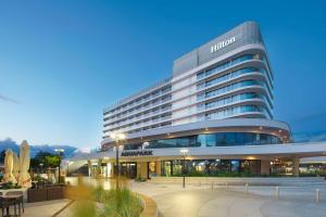 斯维诺乌伊希切Hilton Swinoujscie Resort And Spa的有很多窗户的大楼