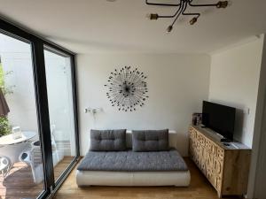a living room with a couch and a tv at Cosy Splendor / City Center in Graz