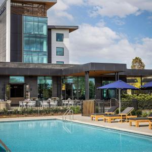 Der Swimmingpool an oder in der Nähe von DoubleTree By Hilton Auckland Karaka
