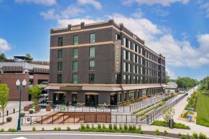 un edificio en una calle al lado de una carretera en Hotel Nickel Plate Fishers, Tapestry Collection By Hilton, en Fishers