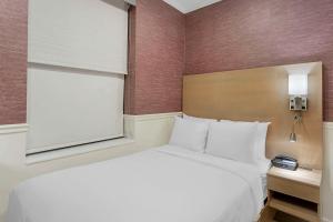 Postel nebo postele na pokoji v ubytování The Mayfair Hotel Times Square, Ascend Hotel Collection
