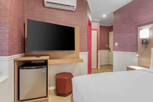 TV a/nebo společenská místnost v ubytování The Mayfair Hotel Times Square, Ascend Hotel Collection