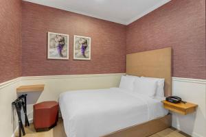Postel nebo postele na pokoji v ubytování The Mayfair Hotel Times Square, Ascend Hotel Collection