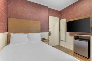 Postel nebo postele na pokoji v ubytování The Mayfair Hotel Times Square, Ascend Hotel Collection