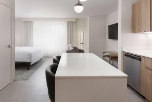 サイプレスにあるHomewood Suites by Hilton Cypress Orange Countyのキッチン、リビングルーム(ベッド1台付) +35枚の写真