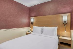 Postel nebo postele na pokoji v ubytování The Mayfair Hotel Times Square, Ascend Hotel Collection