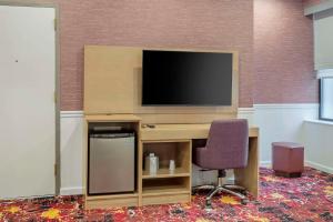 TV a/nebo společenská místnost v ubytování The Mayfair Hotel Times Square, Ascend Hotel Collection