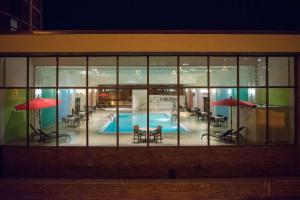 Bazén v ubytování Radisson Hotel Duluth-Harborview nebo v jeho okolí