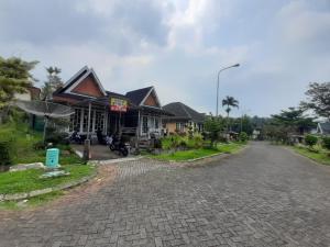 eine Kopfsteinpflasterstraße vor einem Haus in der Unterkunft Vila kota bunga in Cikundul