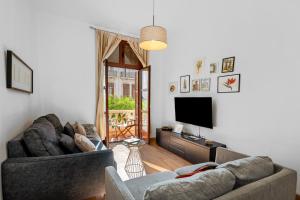 salon z 2 kanapami i telewizorem w obiekcie Triana CACTUS w mieście Melilla