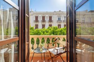 balkon z widokiem na budynek w obiekcie Triana CACTUS w mieście Melilla