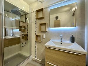 Phòng tắm tại PLAGE porte Hermes Frejus avec Parking +32 ảnh