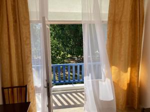 an open door to a balcony with a window at Bungalowri Exotic in Costinesti