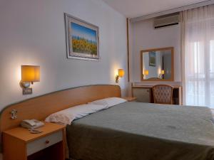 Ένα ή περισσότερα κρεβάτια σε δωμάτιο στο Hotel Nettuno