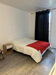 Ένα ή περισσότερα κρεβάτια σε δωμάτιο στο Studio très lumineux et équipée en pleine avenue !