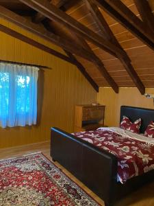 Postel nebo postele na pokoji v ubytování The LakeHouse Tauț