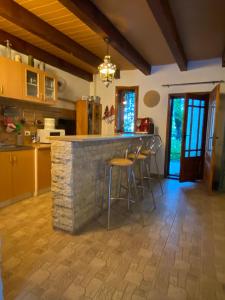 Kuchyň nebo kuchyňský kout v ubytování The LakeHouse Tauț