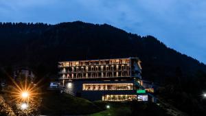Pemandangan gunung umum atau pemandangan gunung yang diambil dari hotel