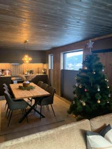 Et opholdsområde på Norefjell, Ny og flott hytte 4 soverom