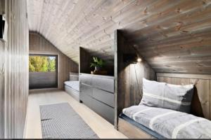 En eller flere senge i et værelse på Norefjell, Ny og flott hytte 4 soverom