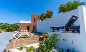 eine Terrasse mit einem Tisch und Stühlen auf einem Haus in der Unterkunft Villa Eden in El Gastor