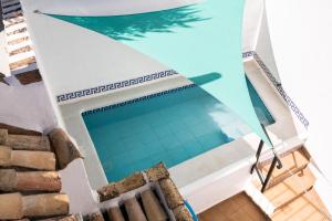 an overhead view of a swimming pool in a building at EL BATAN Hotel & Spa in Castillo de Locubín