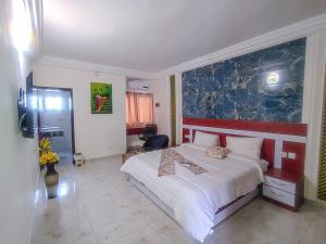 Ένα ή περισσότερα κρεβάτια σε δωμάτιο στο Hotel lewegri +7 φωτογραφίες