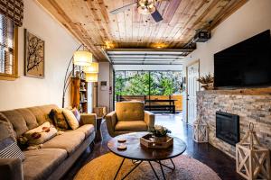TV a/nebo společenská místnost v ubytování Coppermoon Cabin